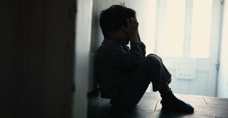 «Ανατριχιαστικό, ζούσαν σε ένα ανήλιαγο δωμάτιο»: Τι λέει ο διευθυντής σχολείου που έκανε πρώτος καταγγελία για τα 6 παιδιά σε διαμέρισμα-τρώγλη στο Περιστέρι