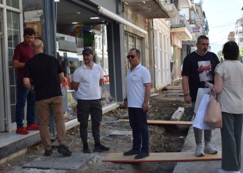 Προχωρά το έργο της ανακατασκευής πεζοδρομίων στην οδό Κουμουνδούρου