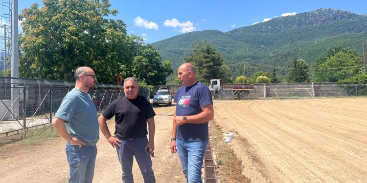 Συνεχίζονται οι εργασίες ανακατασκευής του χλοοτάπητα στο Δημοτικό Γήπεδο Μουζακίου