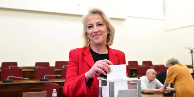 Η Ρένα Δούρου νέα πρόεδρος του ΣΥΡΙΖΑ