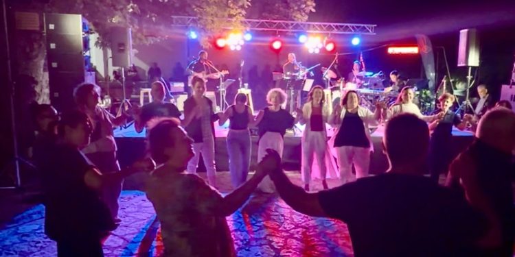 «Μαγική» μουσική συνάντηση στον Ελληνόπυργο Μουζακίου με τις Αναστασία Μουτσάτσου και Φωτεινή Βελεσιώτου