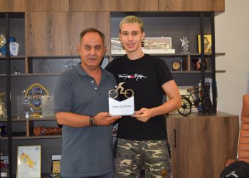 Τον «χρυσό» αθλητή του Kick boxing Αλκιβιάδη – Ορφέα Παπανικολάου συνεχάρη ο Δήμαρχος Καρδίτσας Β. Τσιάκος