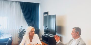 Συνάντηση εργασίας της Ρένας Καραλαριώτου με τον Γενικό Γραμματέα της Αποκεντρωμένης Διοίκησης Αττικής, Γρηγόρη Ζαφειρόπουλο